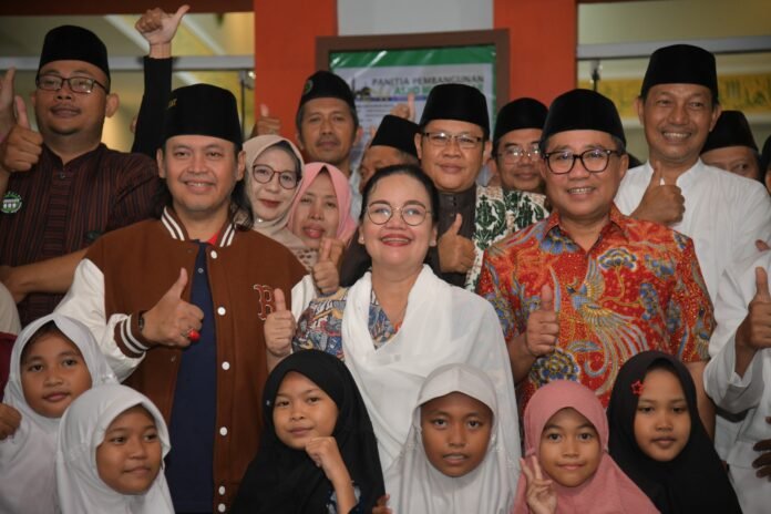 Wali Kota Semarang, Agustina Wilujeng menghadiri buka puasa bersama warga di Masjid Al Mutohar, Jalan Tirtoyoso, Kecamatan Semarang Timur, Jumat (20/2/2026). (Foto : Dok Pemkot Semarang)