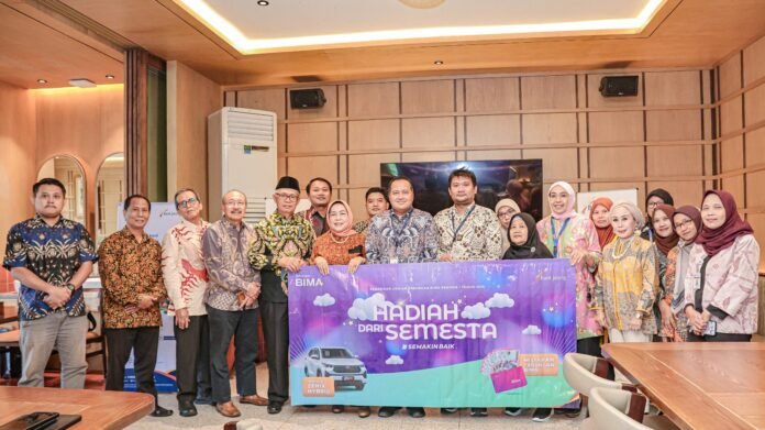 Bank Jateng Cabang Jakarta dan Cabang Pembantu Pasar Induk Kramatjati menyerahkan hadiah Undian Tabungan Bima periode I kepada para pemenang yang beruntung di Resto Ikan Bakar Cianjur, Cipete, Jakarta Selatan pada Kamis (15/1/2026). (Foto : Dok Bank Jateng)