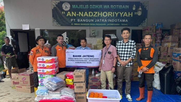 Bank Jateng menunjukkan kepeduliannya terhadap masyarakat terdampak gerakan tanah di Desa Padasari, Kecamatan Jatinegara, melalui penyaluran dukungan CSR untuk membantu memenuhi kebutuhan dasar warga yang terdampak di pengungsian pada Jumat, (06/2/2026). (Foto : Dok Bank Jateng)