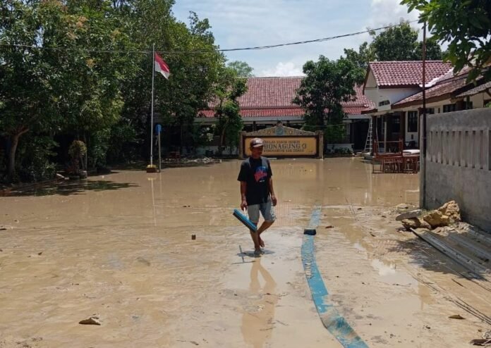 Sekolah di Kabupaten Demak terendam lumpur bekas banjir. (Foto : Sam)