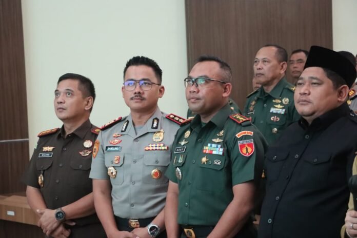 Forkopimda Kabupaten Demak bersama tokoh agama dan masyarakat menandatangani Deklarasi Jogo Demak Ramadhan 1447 H sebagai komitmen menjaga keamanan dan ketertiban selama Ramadhan hingga Idul Fitri, di Gedung Grhadika Bina Praja Demak, Senin (23/2/2026). (Foto:Sam)