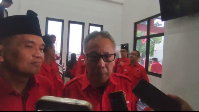 Ketua DPD PDI Perjuangan Jawa Tengah Dolfi OFP didampingi Sekretaris Sumanto, saat memberikan keterangan kepada wartawan. (Foto : Iwan)