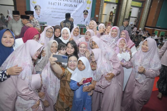 Wali Kota Semarang, Agustina Wilujeng, melanjutkan rangkaian safari Ramadan dengan menghadiri buka puasa bersama warga di Masjid Nurul Huda, Kelurahan Karangayu, Kecamatan Semarang Barat, Minggu (22/2/2026). (Foto : Dok Pemkot Semarang)