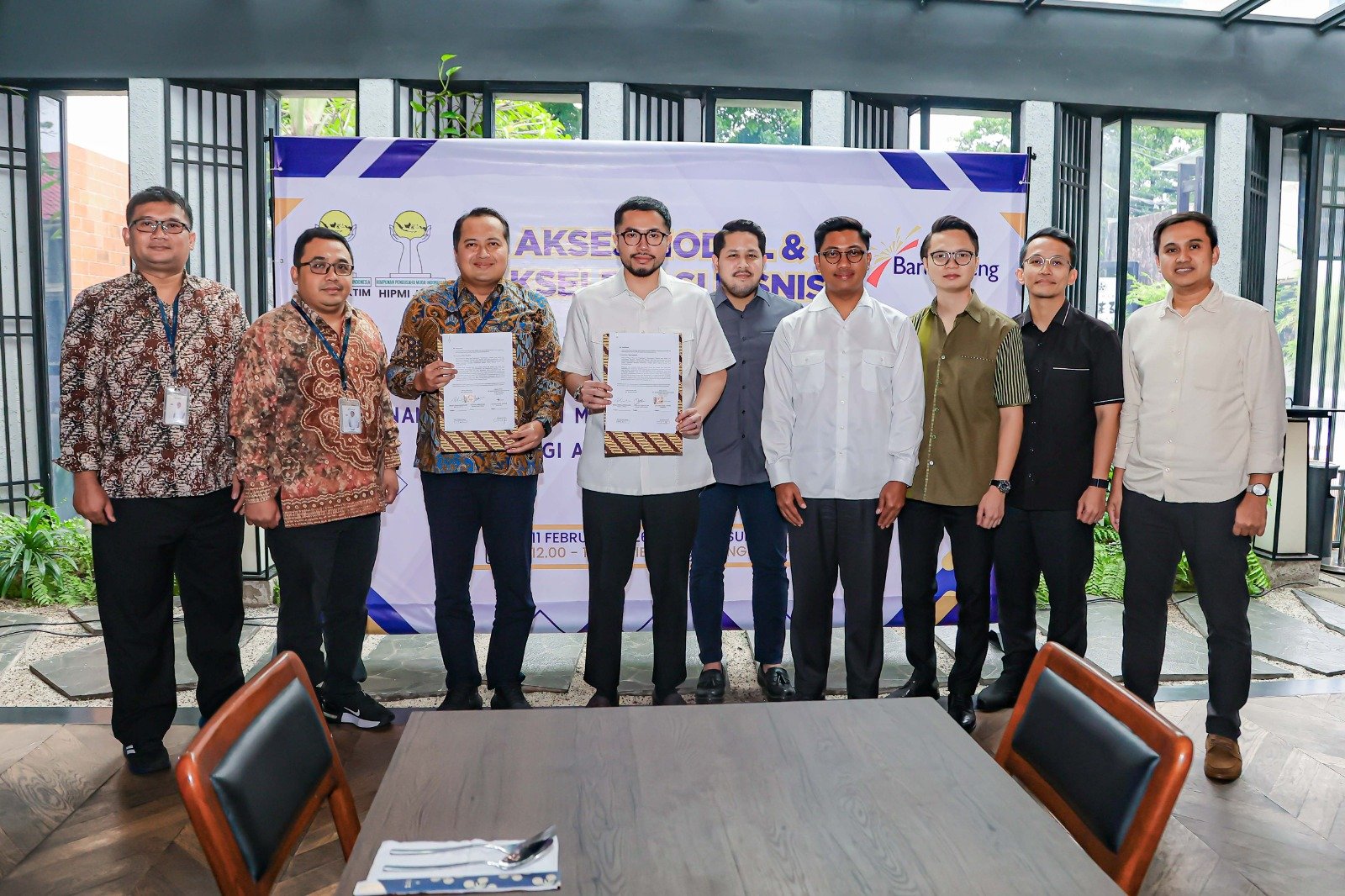 Bank Jateng Jajaran Bank Jateng dan Himpunan Pengusaha Muda Indonesia (HIPMI) Jakarta Timur berfoto bersama usai penandatanganan MoU kerja sama akses permodalan dan akselerasi bisnis di Jakarta, Rabu (11/2/2026). (Foto : Dok Bank Jateng)