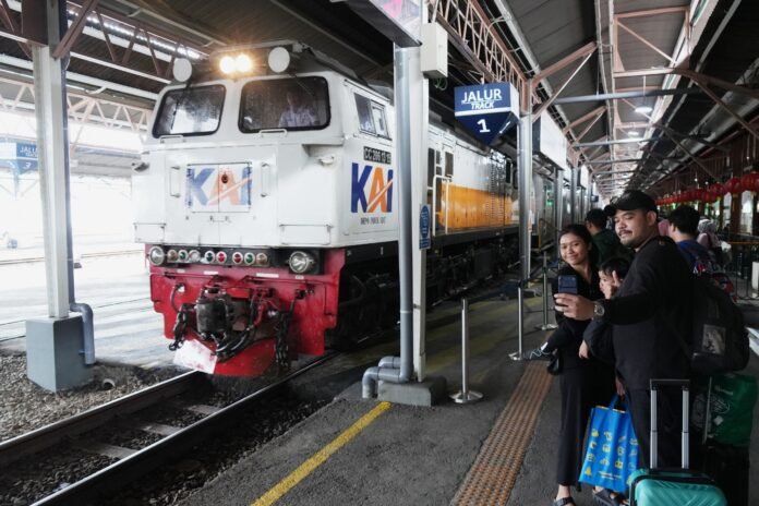 Lalu lintas penumpang di stasiun. (Foto : Dok KAI)