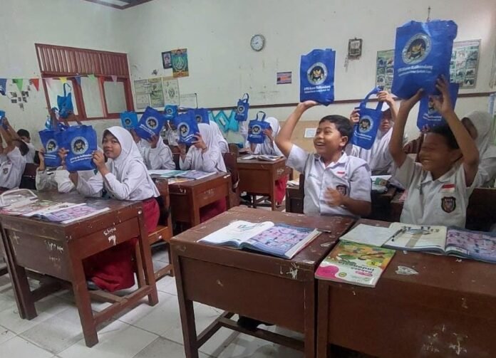 Sejumlah siswa sekolah dasar di Demak menunjukkan paket Makan Bergizi Gratis (MBG) yang dibagikan di dalam kelas selama bulan Ramadan sebagai bagian dari upaya pemenuhan gizi anak. (Foto:Sam)