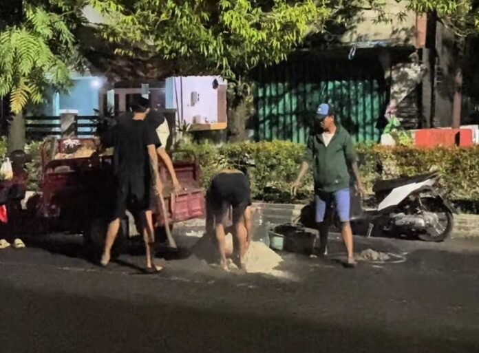 Aksi swadaya ojol Demak, Suted, bersama Maleng Gank menambal jalan berlubang di Jalan Pemuda hingga Terminal Demak pada dini hari demi keselamatan pengguna jalan. (Foto: tangkapan layar)