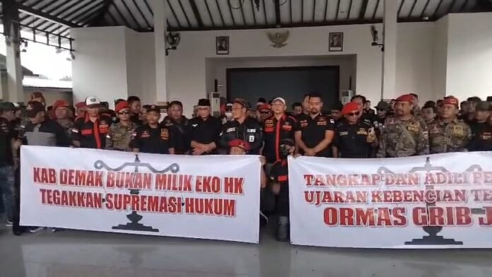 Ratusan massa dari GRIB Jaya (Gerakan Rakyat Indonesia Bersatu Jaya) se-Jawa Tengah menggruduk Polres Demak, Rabu (25/2/2026). (Foto : Sam)