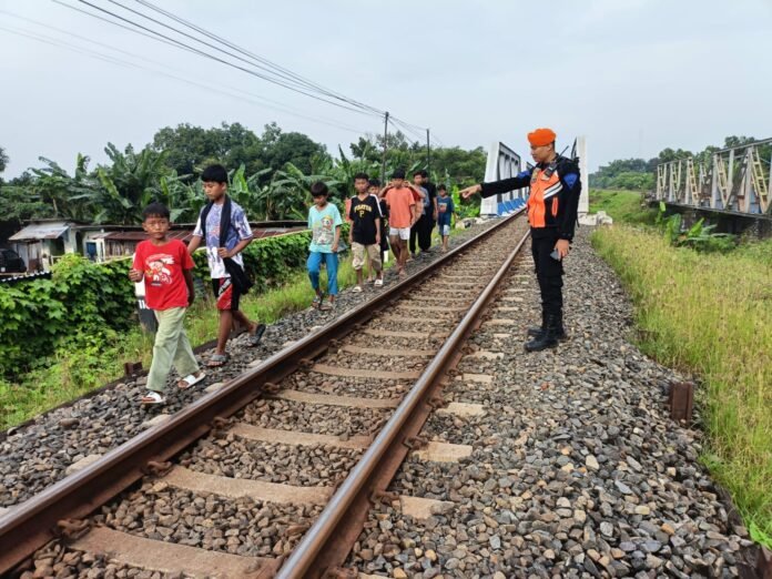 Petugas melakukan imbauan dilarang ngabuburit disepanjang jalur kereta api. (Foto : Dok KAI)