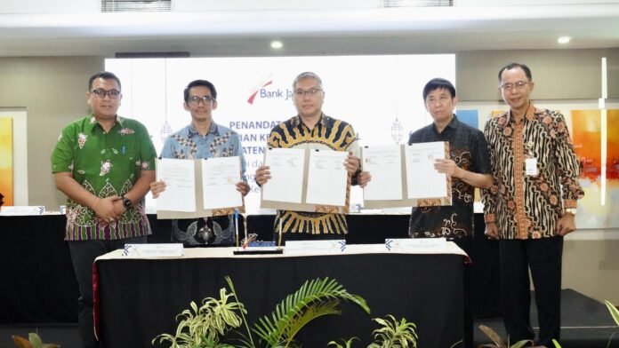 Direktur Digital dan Bisnis Konsumer Bank Jateng Eko Tri Prasetyo melaksanakan Penandatangan Perjanjian Kerja Sama Massal Bank Jateng Dengan Dealer di Hotel MG Setos Semarang, Rabu (25/2/2026). (Foto : Dok Bank Jateng)