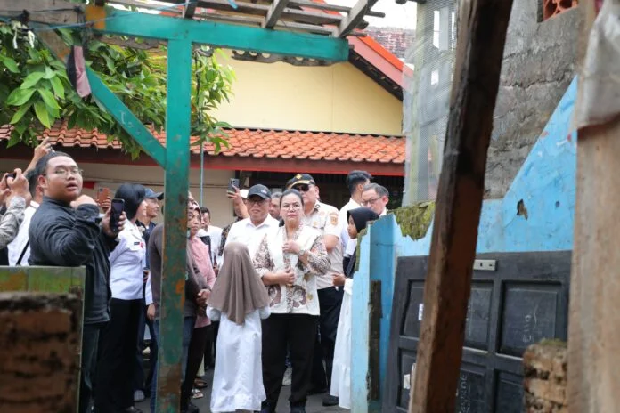 Wali Kota Semarang, Agustina Wilujeng meninjau langsung rumah warga yang mengalami kerusakan akibat angin puting beliung di RT 07 RW 12, Kelurahan Gisikdrono, Kecamatan Semarang Barat, pada Rabu (25/2/2026). (Foto : Dok Pemkot Semarang)