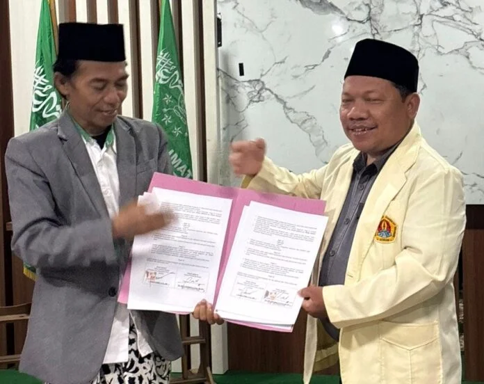 Penandatanganan kerja sama antara STIKOM Semarang dan Yayasan Yahana di Gedung PCNU Demak. (Foto: Sam)