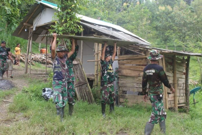 Kodim 0709 Kebumen membantu merehabilitasi Rumah Tidak Layak Huni (RTLH) milik Bapak Sarikin yang selama ini berdiri rapuh. (Foto : Dok Kodim 0709 Kebumen)