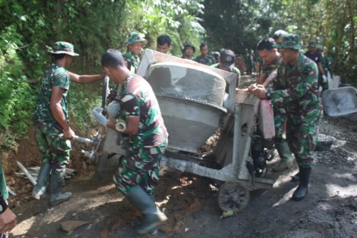 Satgas TMMD Reguler ke-127 Kodim 0709/Kebumen di jalur rabat beton di Desa Somagede, Kecamatan Sempor, Kabupaten Kebumen. (Foto : Dok Kodim 0709/Kebumen)