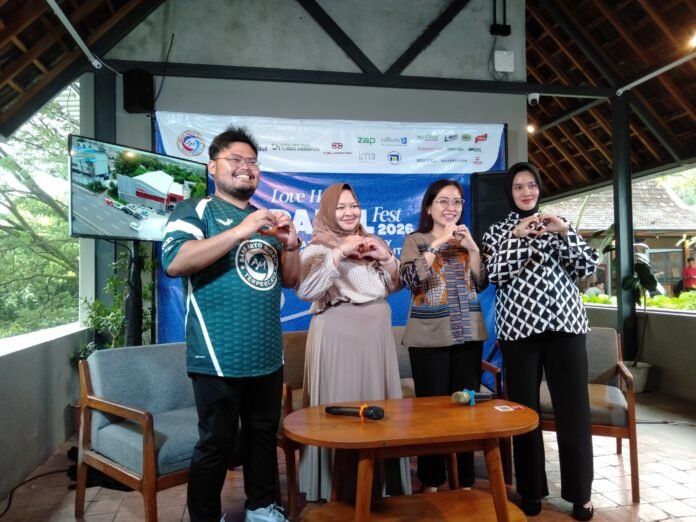 Ketua Panitia, dr. Bagus Sofian, Perwakilan Yayasan Kanker Indonesia & Love Heals Concert, dr. Vina Yunarvika, Sp. PD, dr. Putri Dwiastuti, Sp. PD dan Owner Represntatif BPR Artomoro, dr. Saskia Biyaktoputri. (Foto : Dok JN)