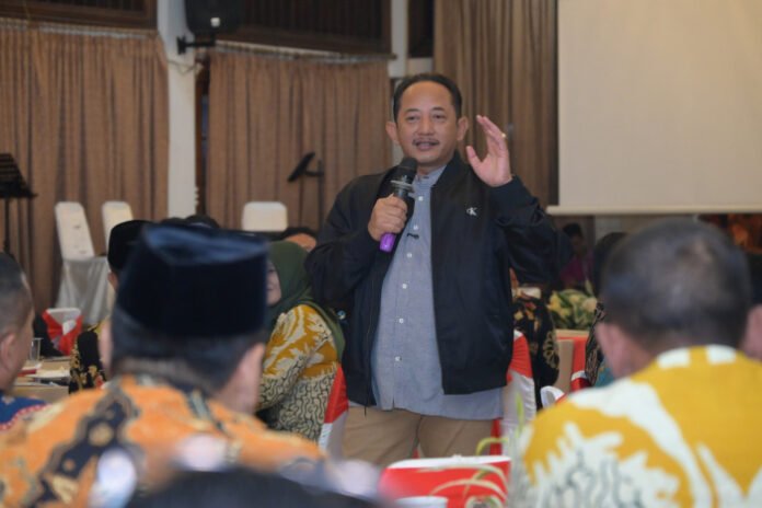 Bupati Karanganyar Rober Christanto berikan arahan ke kepala desa.