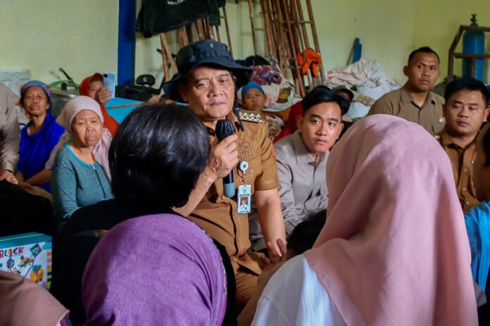 Gubernur Jateng Ahmad Luthfi dampingi Wapres Gibran di pengungsian warga korban tanah gerak