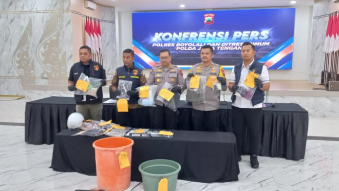 Konferensi pers tindak pembunuhan anak dan tindak kekerasan terhadap istri bos sate Boyolali, di Mapolda Jateng, Jumat (6/2/2026).