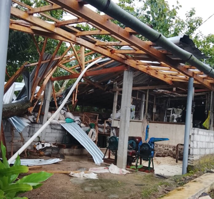 Salah satu rumah warga yang mengalami kerusakan.