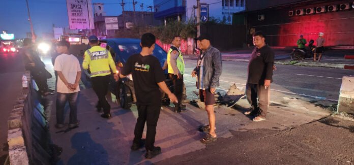 Unit Gakkum Sat Lantas Polres Karanganyar saat melakukan olah tempat kejadian perkara.