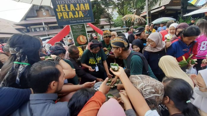 Warga berebut ribuan porsi jenang gratis dalam Festival Jenang Solo 2026.