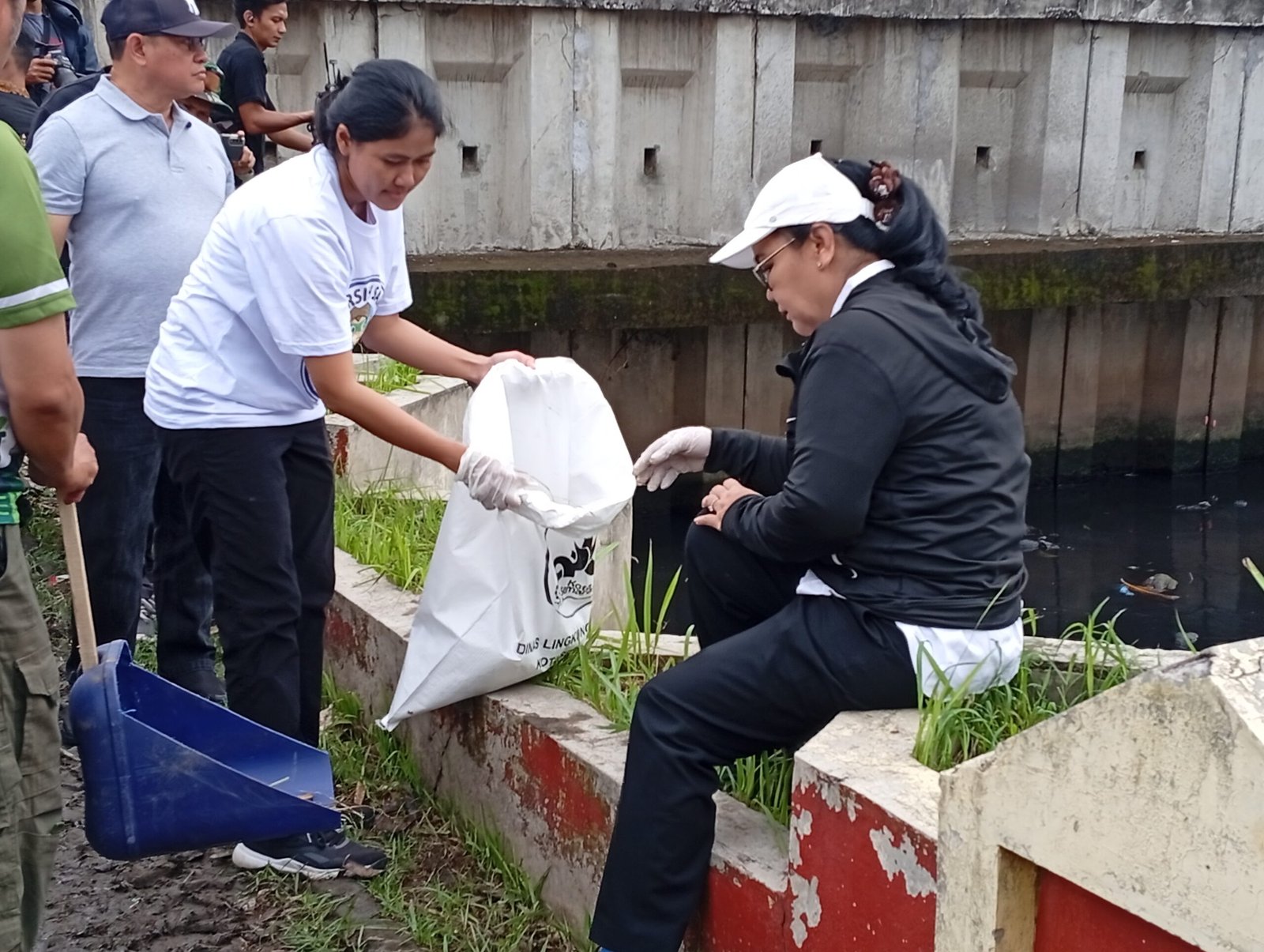 Agustina Wali Kota Semarang, Agustina, memimpin kegiatan bersih-bersih sungai di kawasan Tawangmas, Selasa (24/2/2026). (Foto : Dok JN)