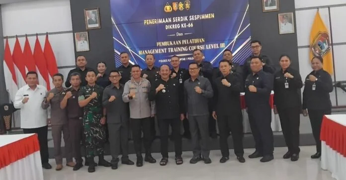 Bupati Karanganyar Rober Christanto foto bersama peserta Lemdik Sespimmen Dikreg 66. (Foto : Iwan)