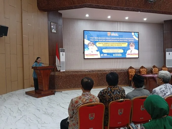 Wali Kota Semarang, Agustina Wilujeng Pramestuti, dalam Forum Group Discussion (FGD) Perubahan Peraturan Wali Kota tentang Sistem Penerimaan Murid Baru (SPMB) yang dirangkaikan dengan penyerahan hibah secara simbolis, Jumat (27/2/2026). (Foto : Dok JN)