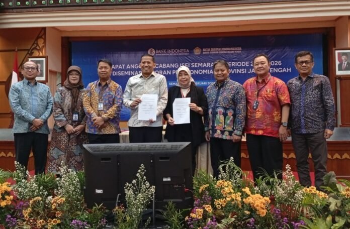 Pengukuhan Ketua Ikatan Sarjana Ekonomi Indonesia (ISEI) Cabang Semarang, Prof. Dr. Sucihatiningsih Dian Wisika Prajanti, Msi di Kantor Perwakilan Bank Indonesia Jawa Tengah, Jumat (27/02/2026). (Foto : Dok JN)