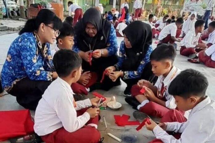 Mahasiswa program RPL ini menggelar pelatihan membuat karya kreatif bagi siswa sekolah dasar (SD).