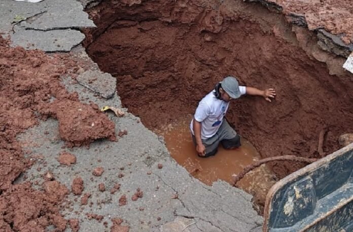 Lubang jalan di depan Kantor Disdik Kota Semarang