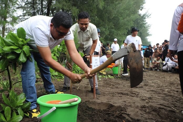 Wakil Ketua DPRD M Saleh saat menanam pohon d