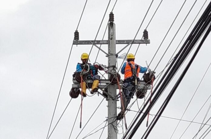 PLN Jateng memperbaikin jaringan kelistrikan akibat banjir grobogan