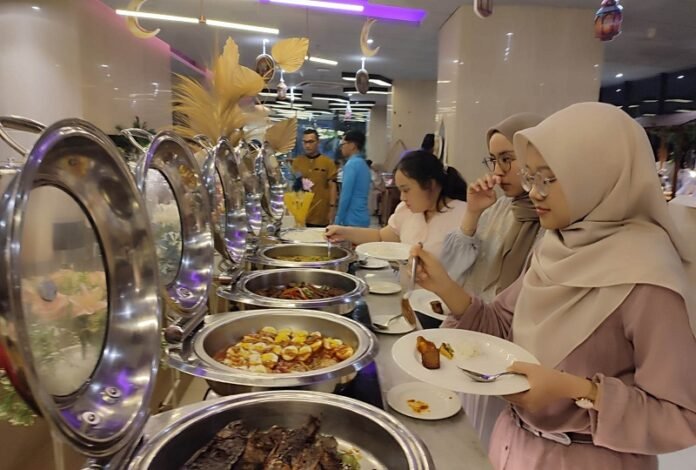 Para pengunjung saat Iftar di Toegoe Resto di Quest Prime Jalan Pemuda Semarang
