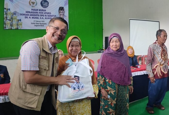 Senator Muhdi berikan paket sembako murah