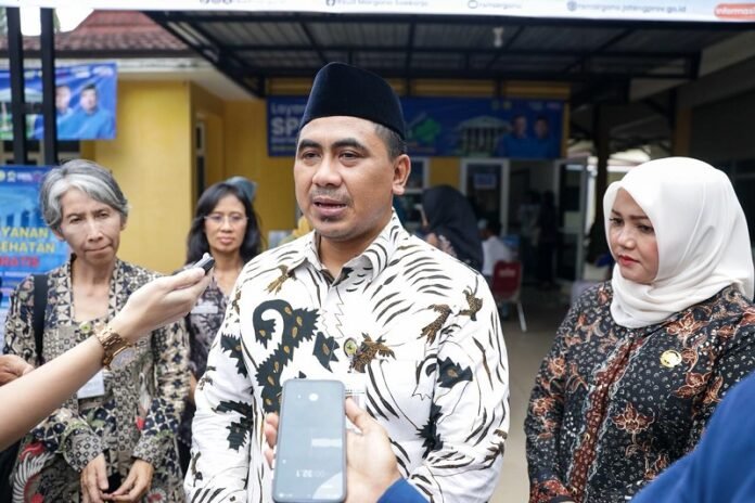 Taj Yasin diwawancara wartawan.