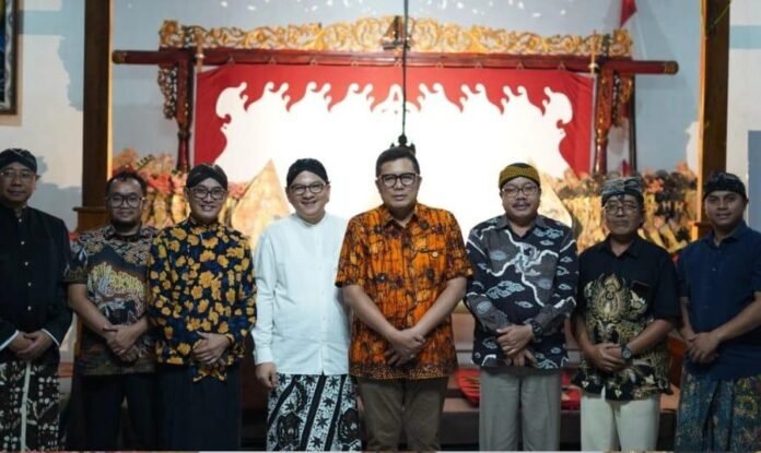 (Tengah) Wakil Ketua DPRD Jateng M Saleh