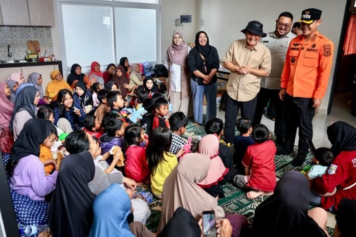 Gubernur Jateng Ahmad Luthfi ketika meninjau di pengungsian bencana di Purbalingga