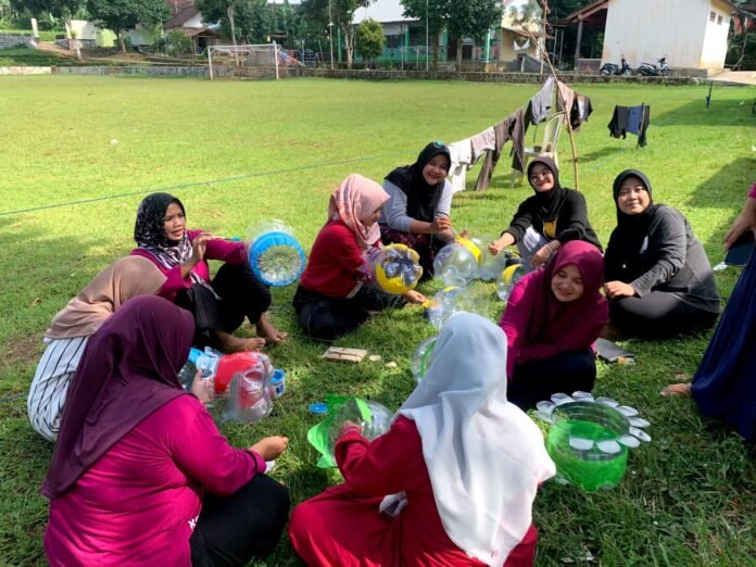 KKN UIN Walisongo bantu gotong royong desa