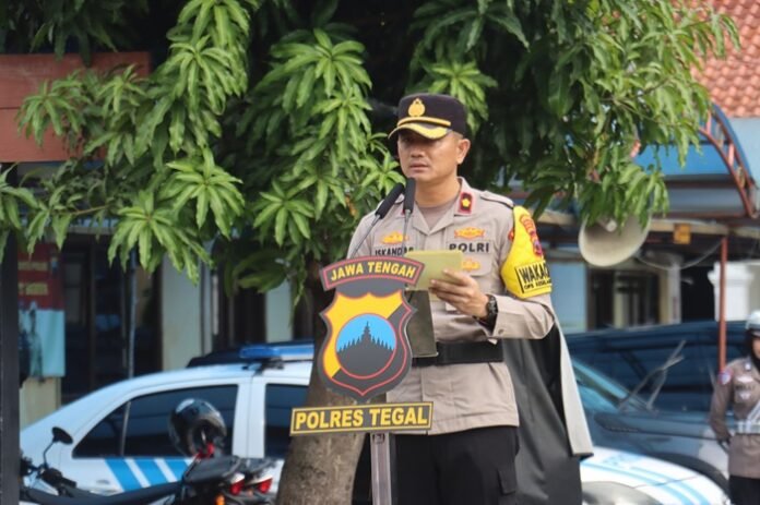 Wakapolres Tegal saat menyampaikan amanat Kapolres Tegal