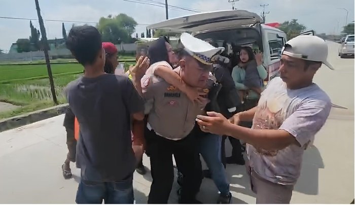 Sat Lantas Polres Karanganyar melakukan evakuasi terhadap korban kecelakaan. Sat Lantas Polres Karanganyar melakukan evakuasi terhadap korban kecelakaan.