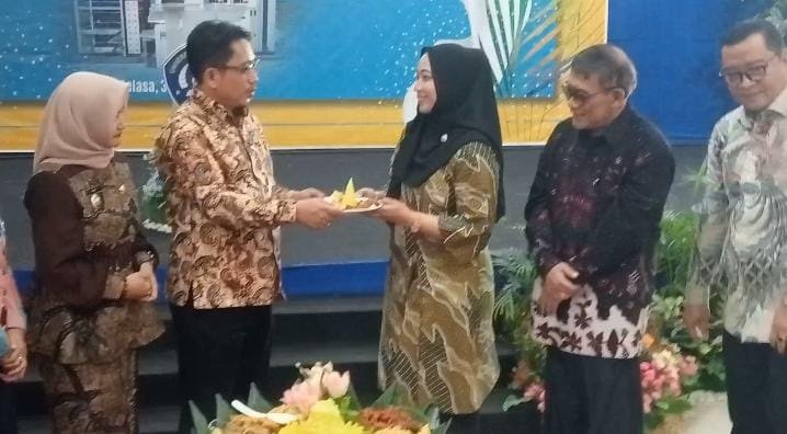 Rektor UPS menyerahkan potongan nasi tumpeng kepada Dekan Fakultas Kedokteran UPS. Rektor UPS menyerahkan potongan nasi tumpeng kepada Dekan Fakultas Kedokteran UPS.