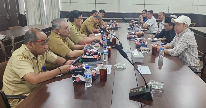 Komisi C saat menggelar rapat kerja bersama DPU PR Karanganyar. Komisi C saat menggelar rapat kerja bersama DPU PR Karanganyar.