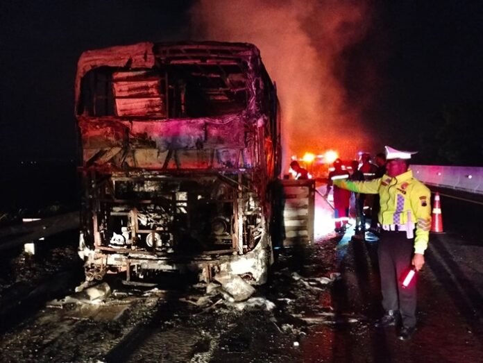 bus terbakar