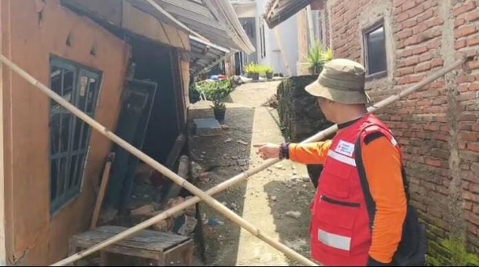 Rumah yang alami kerusakan akibat tanah bergerak di Desa Padasari