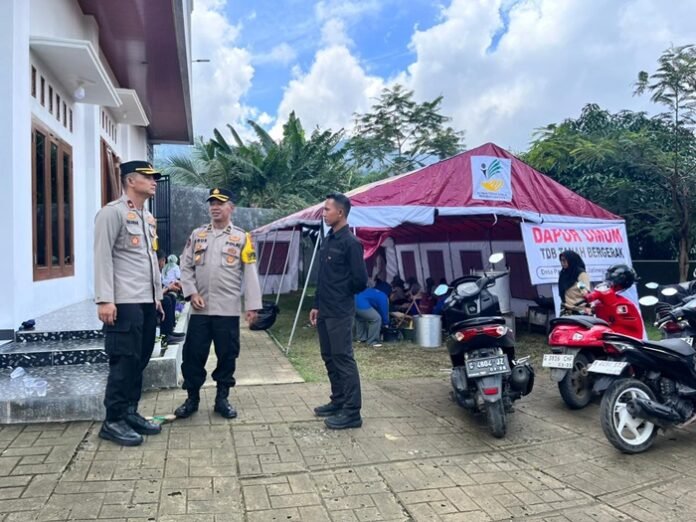 Polres Tegal membangun tenda dan dapur umum untuk warga terdampak tanah bergerak