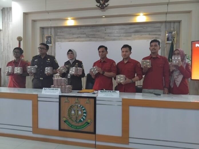 Kejari Karanganyar menunjukkan uang sebesar Rp1,753 miliar sebelum disetorkan ke kas negara.