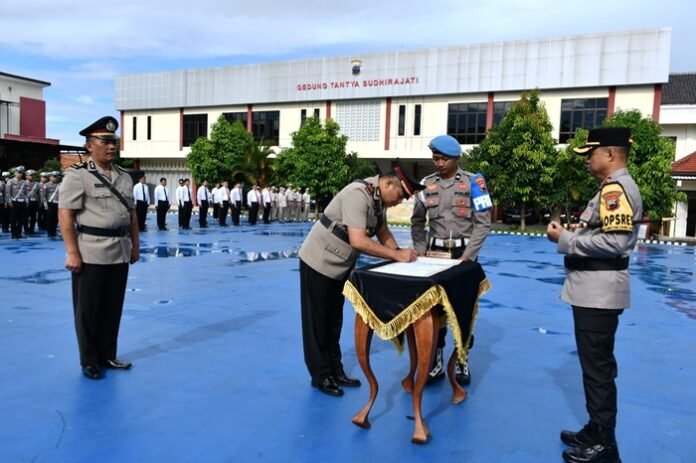Kapolres Karanganyar AKBP Arman Sahti melantik dan mengambil sumpah jabatan AKP Sugiyanto sebagai Kasat Binmas yang baru.