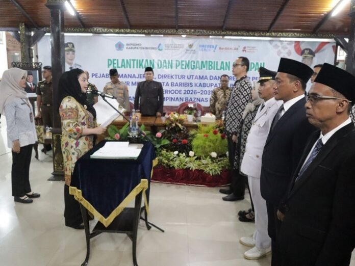 Bupati Brebes Paramitha Widya Kusuma saat melantik pejabat.