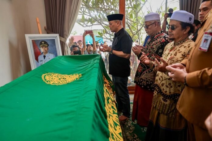 Gubernur Jawa Tengah Ahmad Luthfi ketika melayat ke rumah duka Wakil Bupati Klaten Benny Indra Ardhianto,
